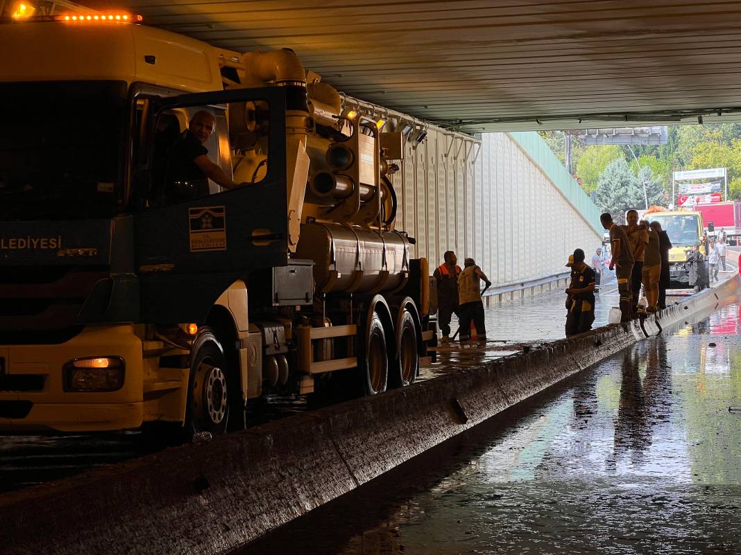 İstanbul'da sağanak hayatı felç etti! Araçlar sular altında kaldı 21